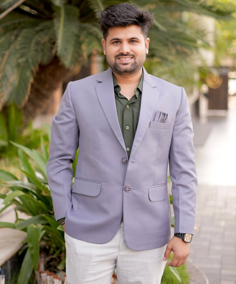 Durgesh Pal, Financial Consultant